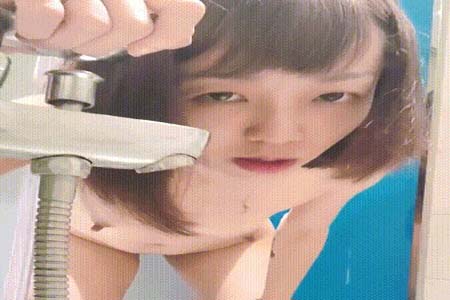 极品骚婊尤物『roxie_kneehigh』前退役女优 自开账户记录每次淫荡时刻 洗手间站着被大屌肏尿